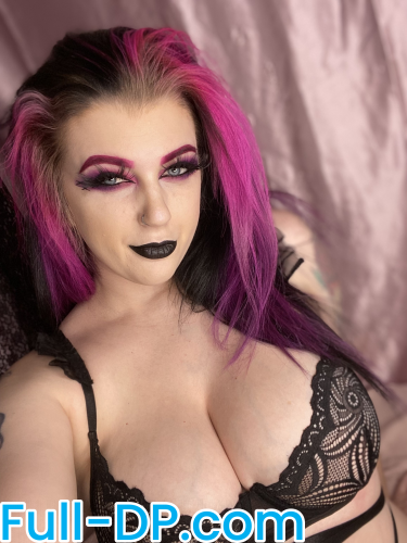 Profile picture of roxxi_diamond